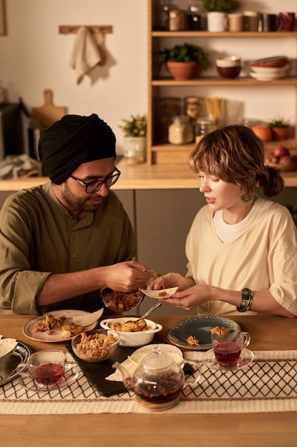 Dwie osoby próbujące danie